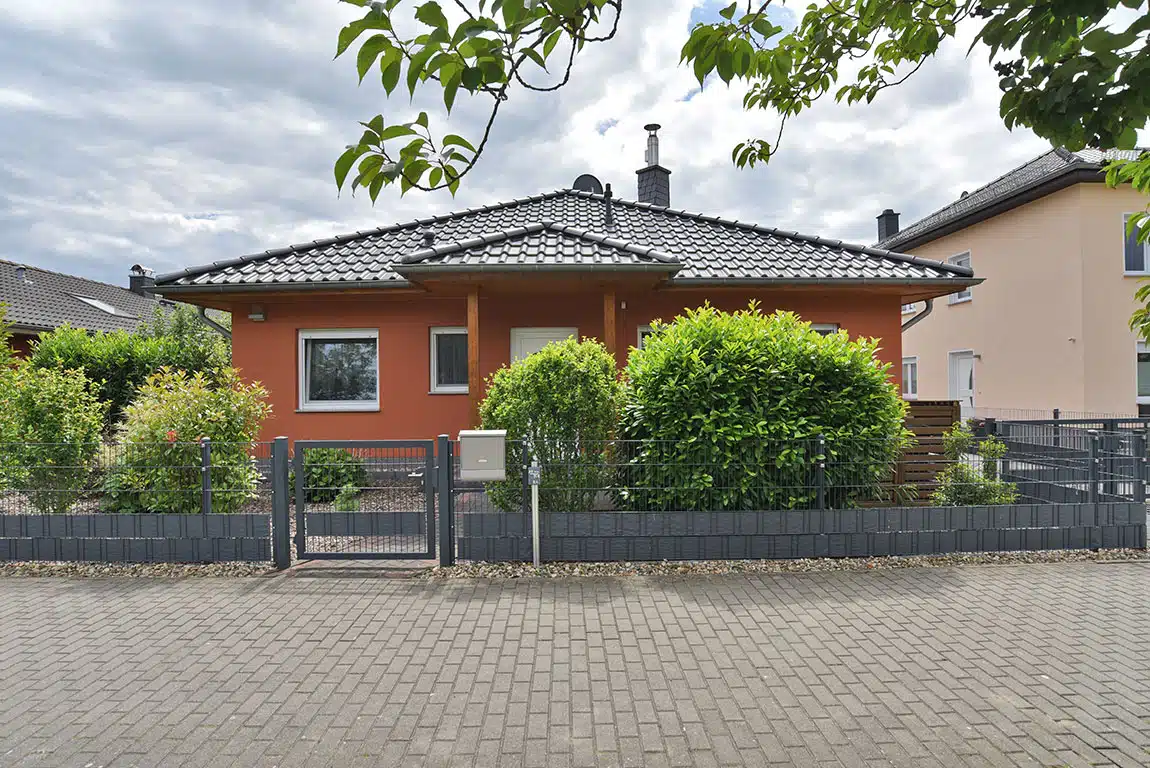 Niedrigenergiehaus im Bungalowstil auf pflegeleichtem Gartengrundstück in Wustermark
