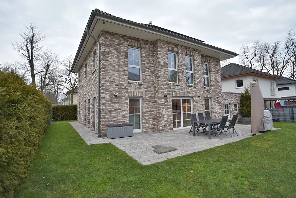 Hochwertig ausgestattete Stadtvilla mit Erdwärmeheizung + PV-Anlage in Dallgow-Döberitz