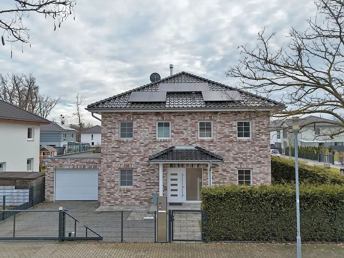 Hochwertig ausgestattete Stadtvilla mit Erdwärmeheizung + PV-Anlage in Dallgow-Döberitz