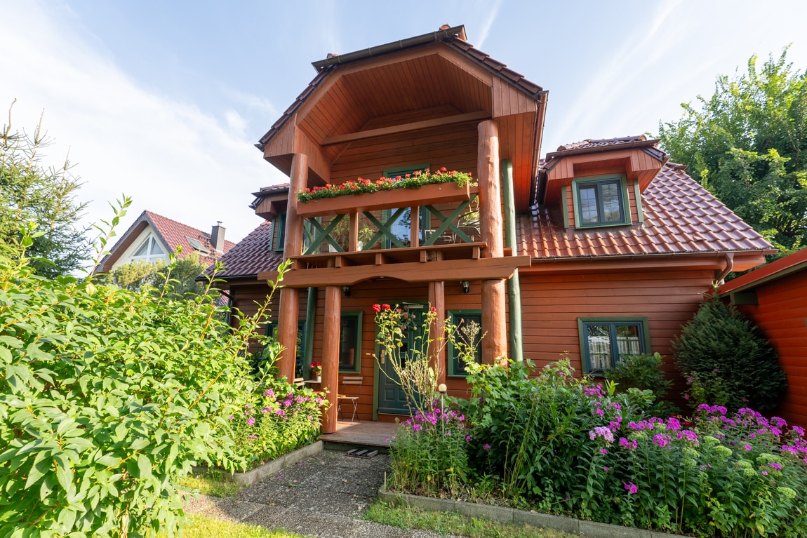 Jeder Tag wie im Urlaub! Einzigartiges Einfamilien-Holzhaus mit Obstgarten direkt am Naturschutzgebiet