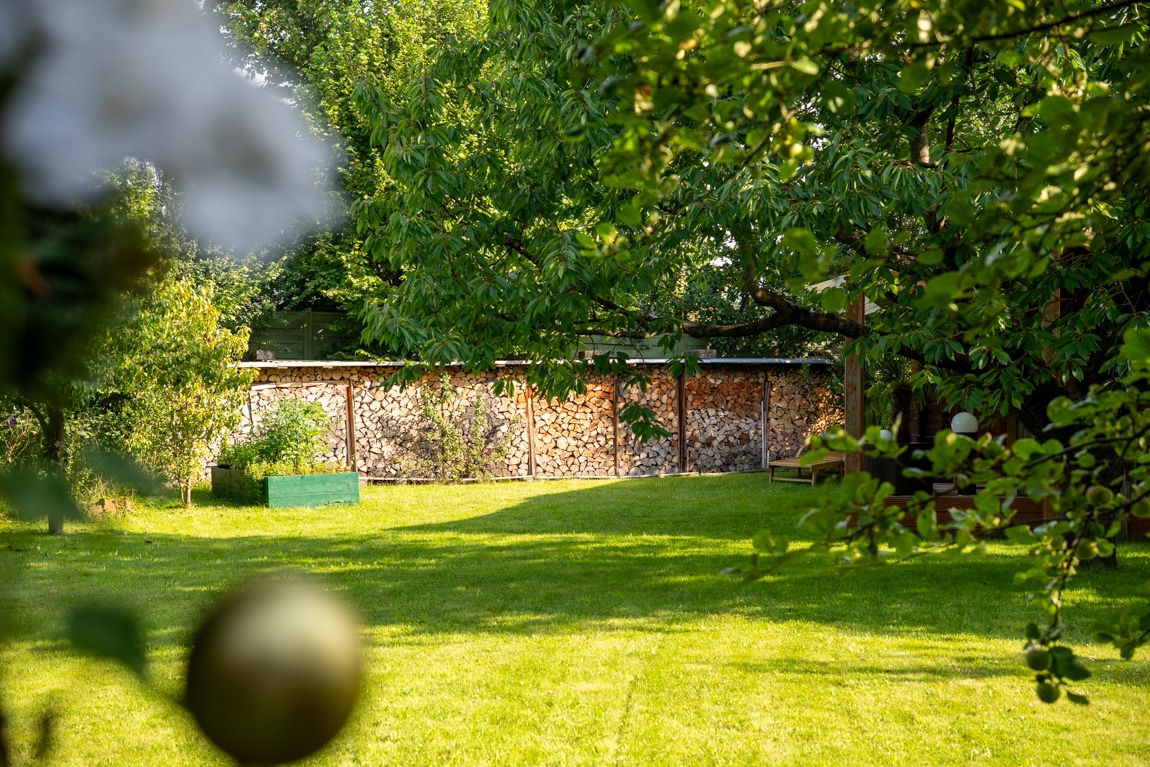 Jeder Tag wie im Urlaub! Einzigartiges Einfamilien-Holzhaus mit Obstgarten direkt am Naturschutzgebiet