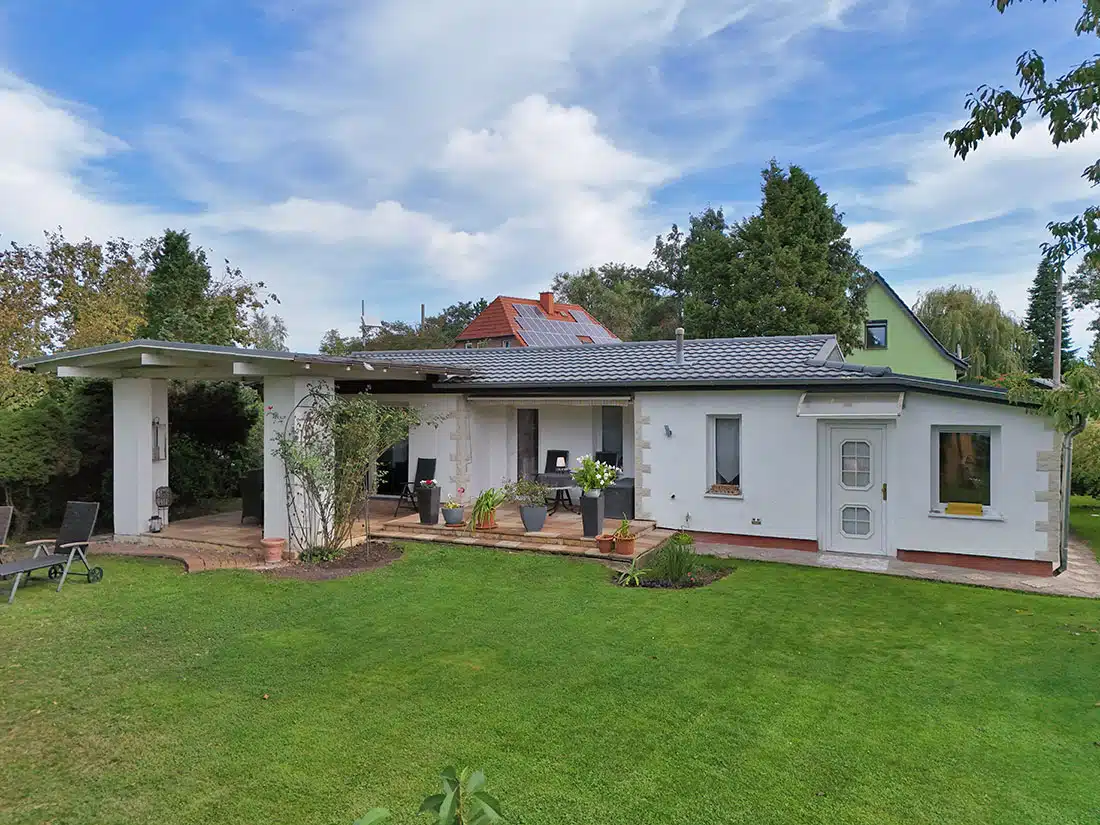 Altersgerechtes Kleinwohnhaus auf gepflegten Grundstück unweit von Pferdekoppeln, Wiesen & Wäldern