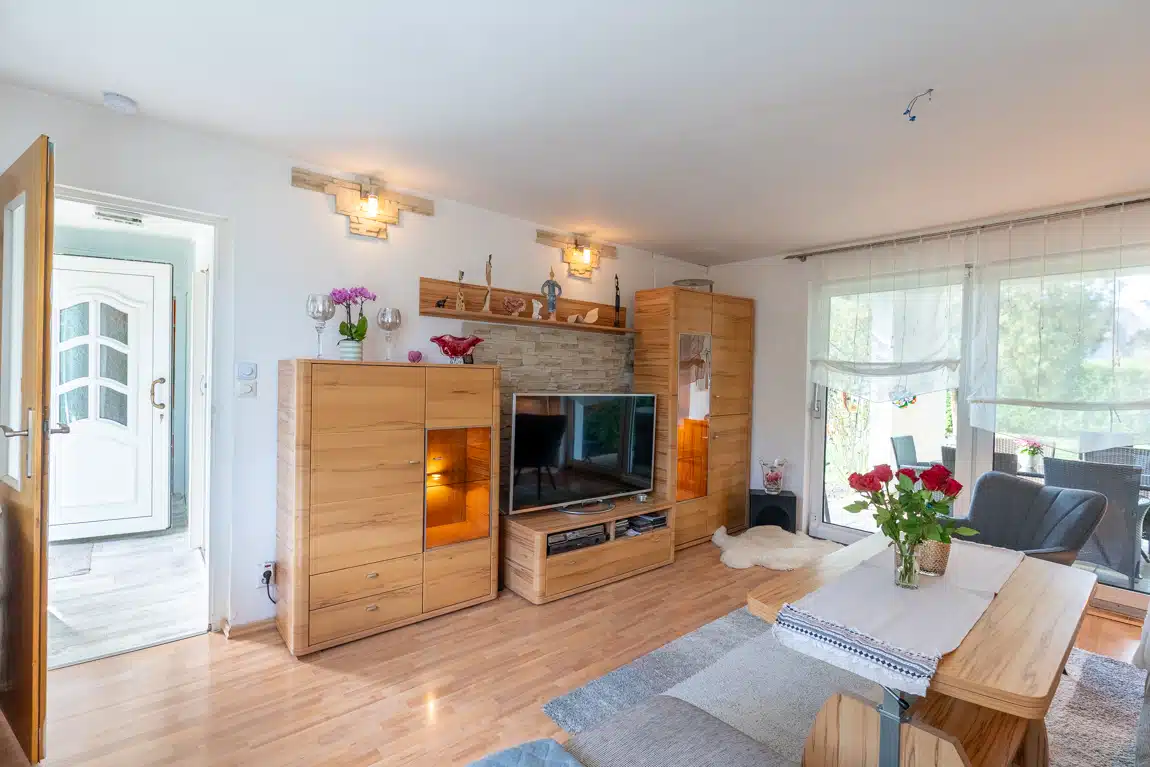 Altersgerechtes Kleinwohnhaus auf gepflegten Grundstück unweit von Pferdekoppeln, Wiesen & Wäldern