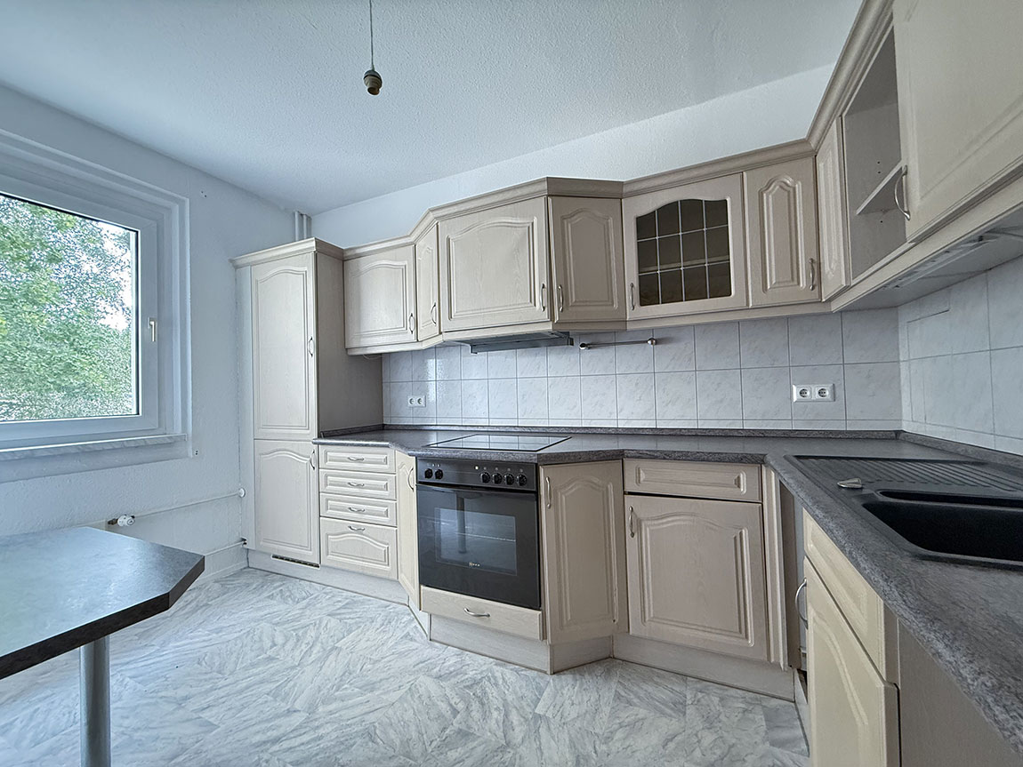 3-Zimmer-Wohnung mit Balkon, Einbauküche, Wannenbad und PKW-Stellplatz direkt am Wald