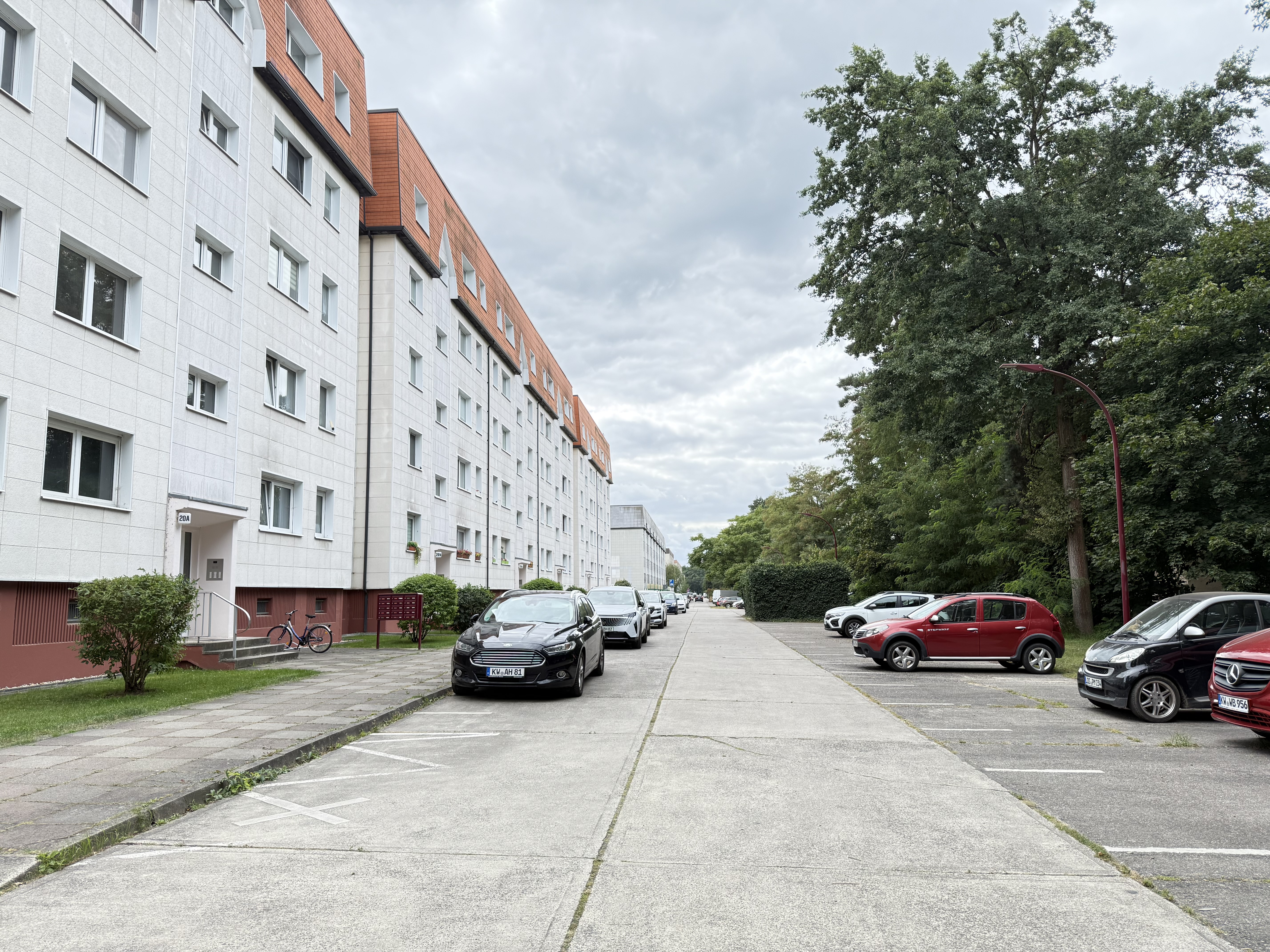 3-Zimmer-Wohnung mit Balkon, Einbauküche, Wannenbad und PKW-Stellplatz direkt am Wald