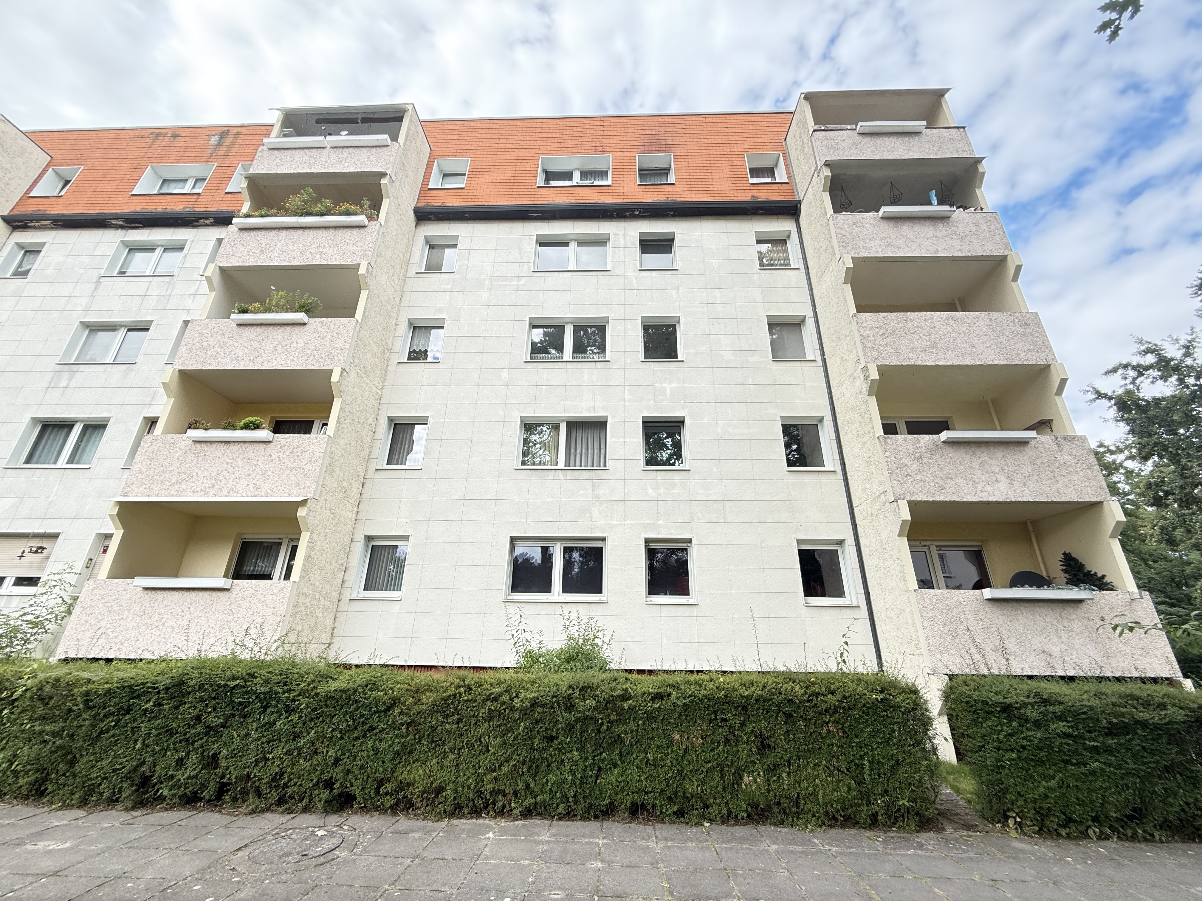 3-Zimmer-Wohnung mit Balkon, Einbauküche, Wannenbad und PKW-Stellplatz direkt am Wald