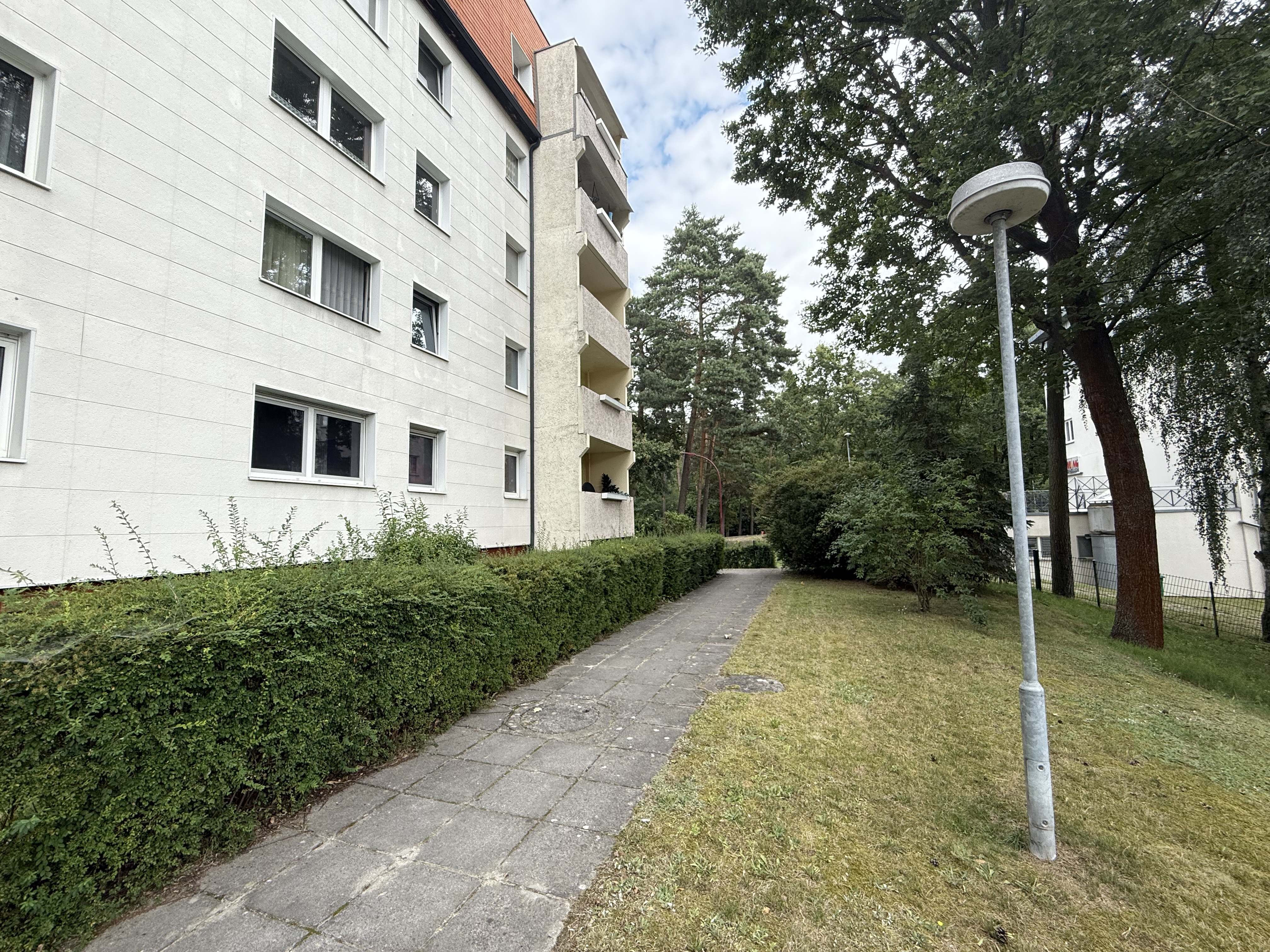 3-Zimmer-Wohnung mit Balkon, Einbauküche, Wannenbad und PKW-Stellplatz direkt am Wald
