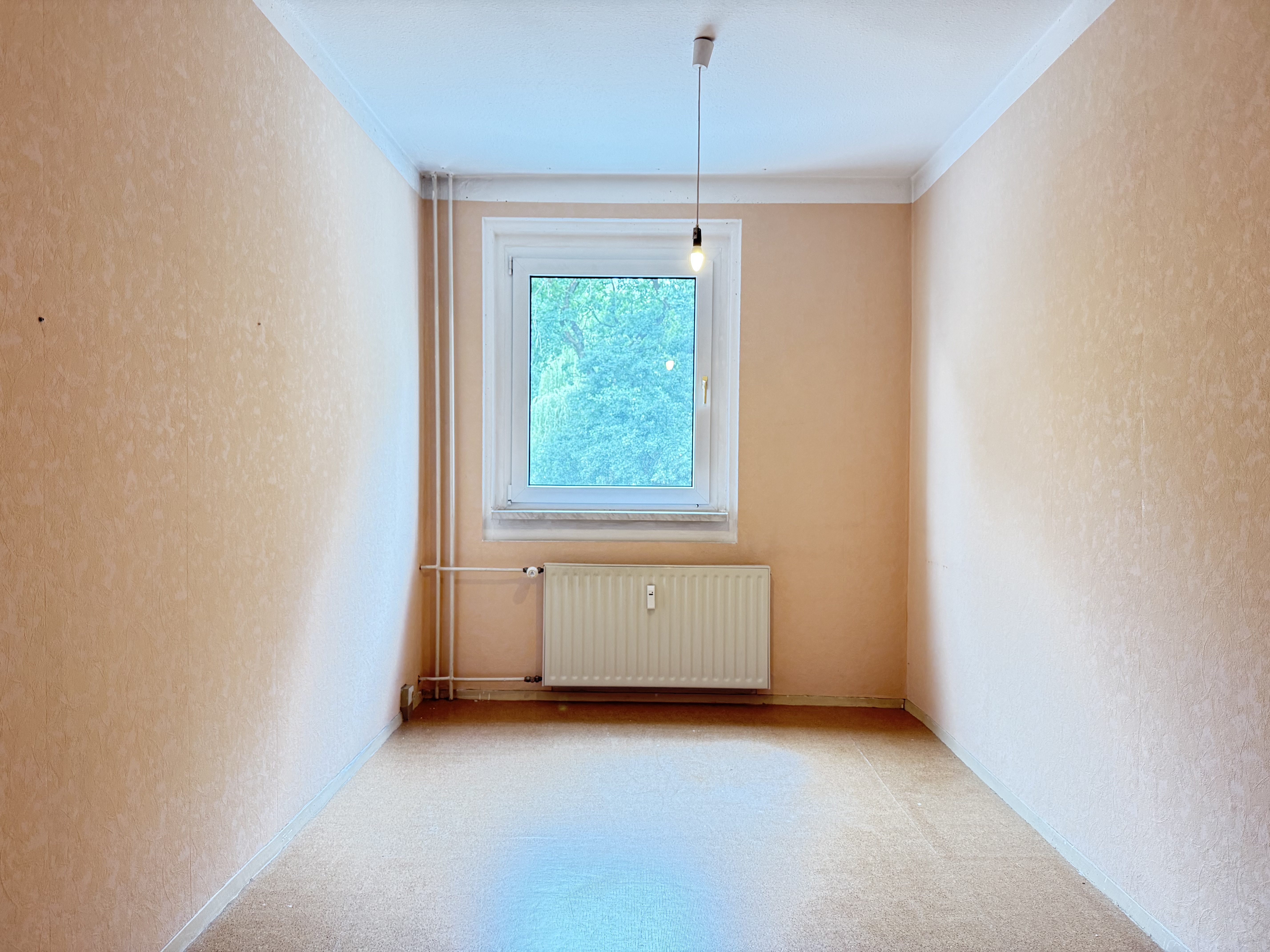 3-Zimmer-Wohnung mit Balkon, Einbauküche, Wannenbad und PKW-Stellplatz direkt am Wald