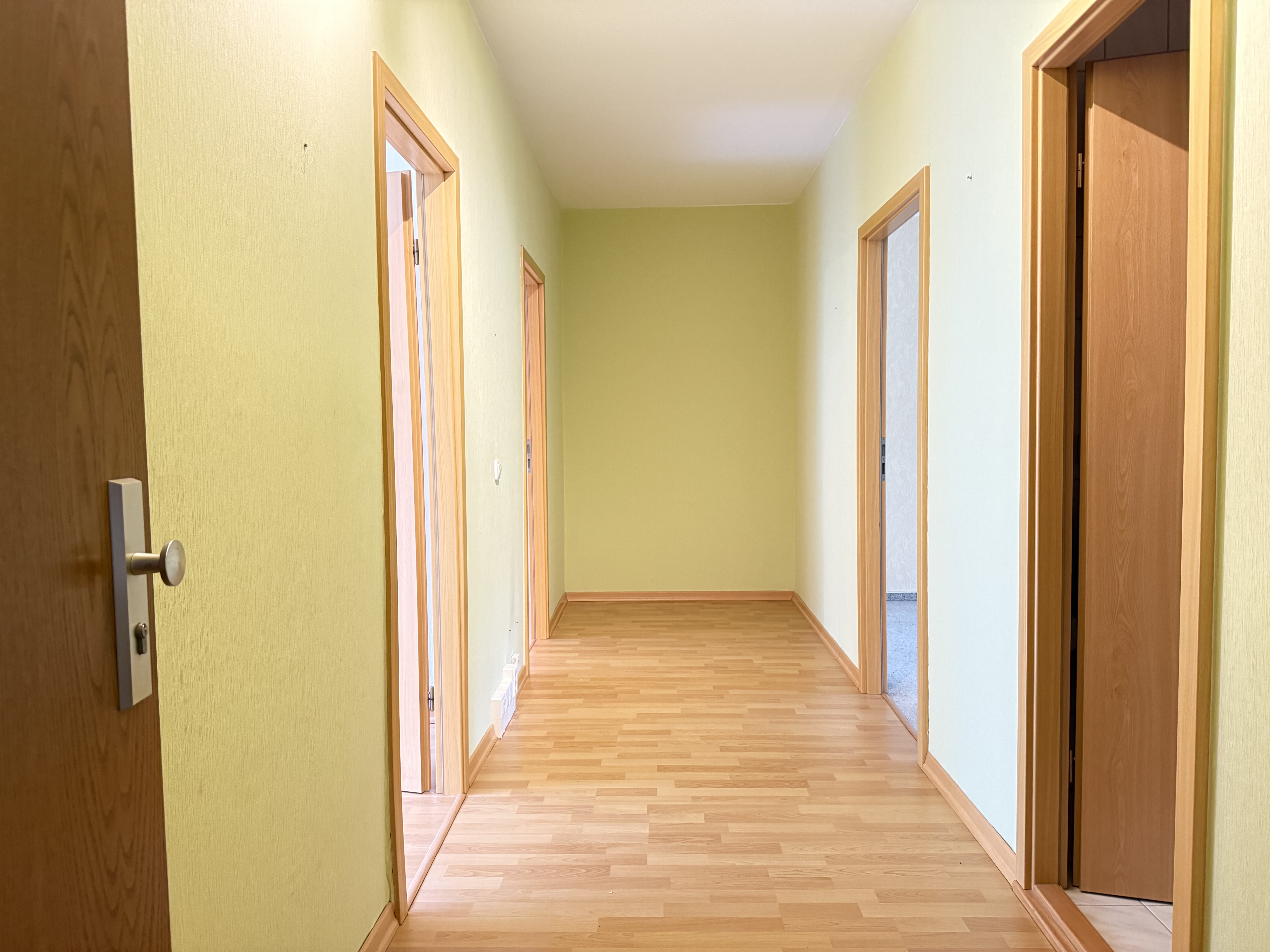 3-Zimmer-Wohnung mit Balkon, Einbauküche, Wannenbad und PKW-Stellplatz direkt am Wald