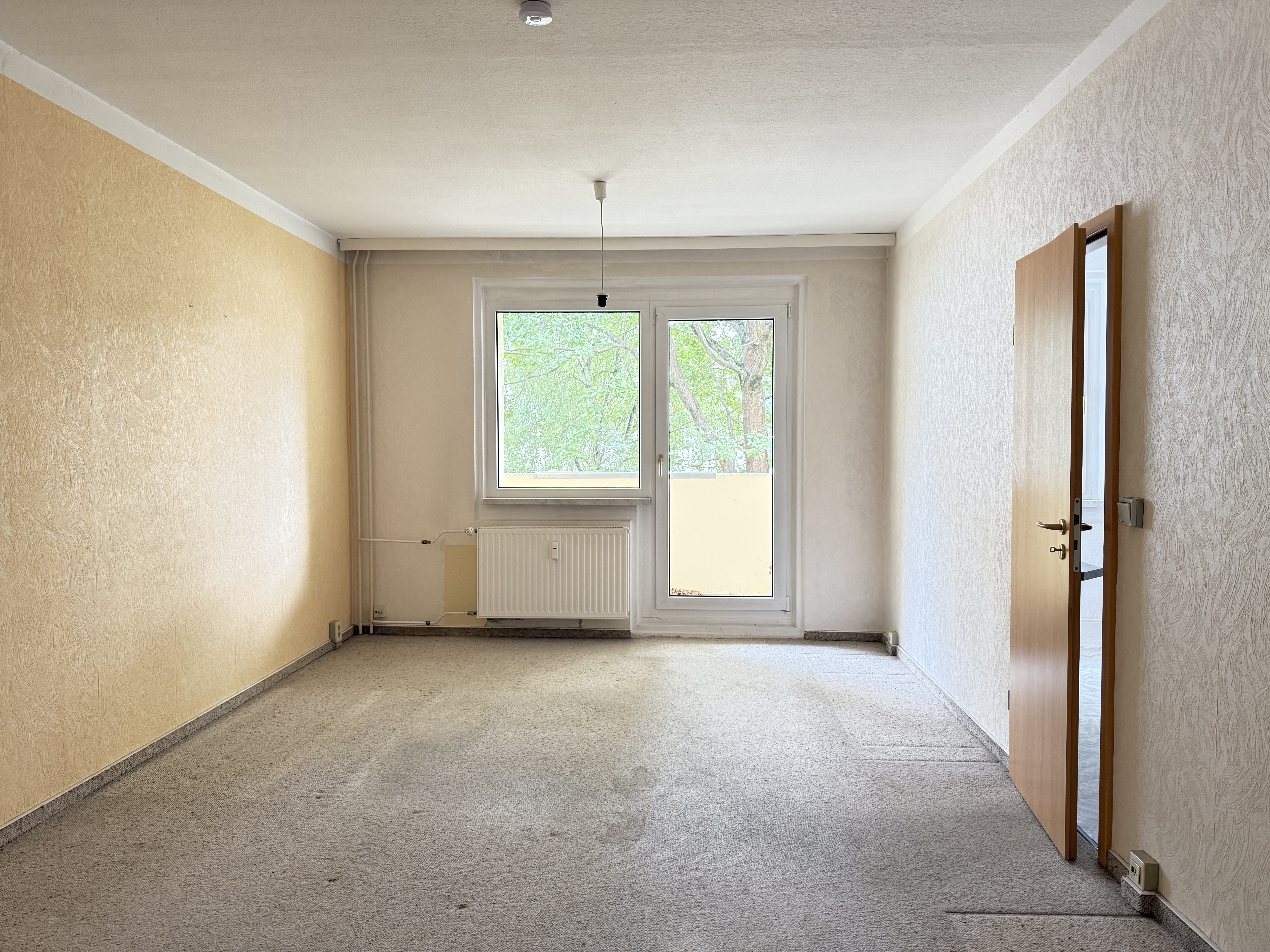 3-Zimmer-Wohnung mit Balkon, Einbauküche, Wannenbad und PKW-Stellplatz direkt am Wald