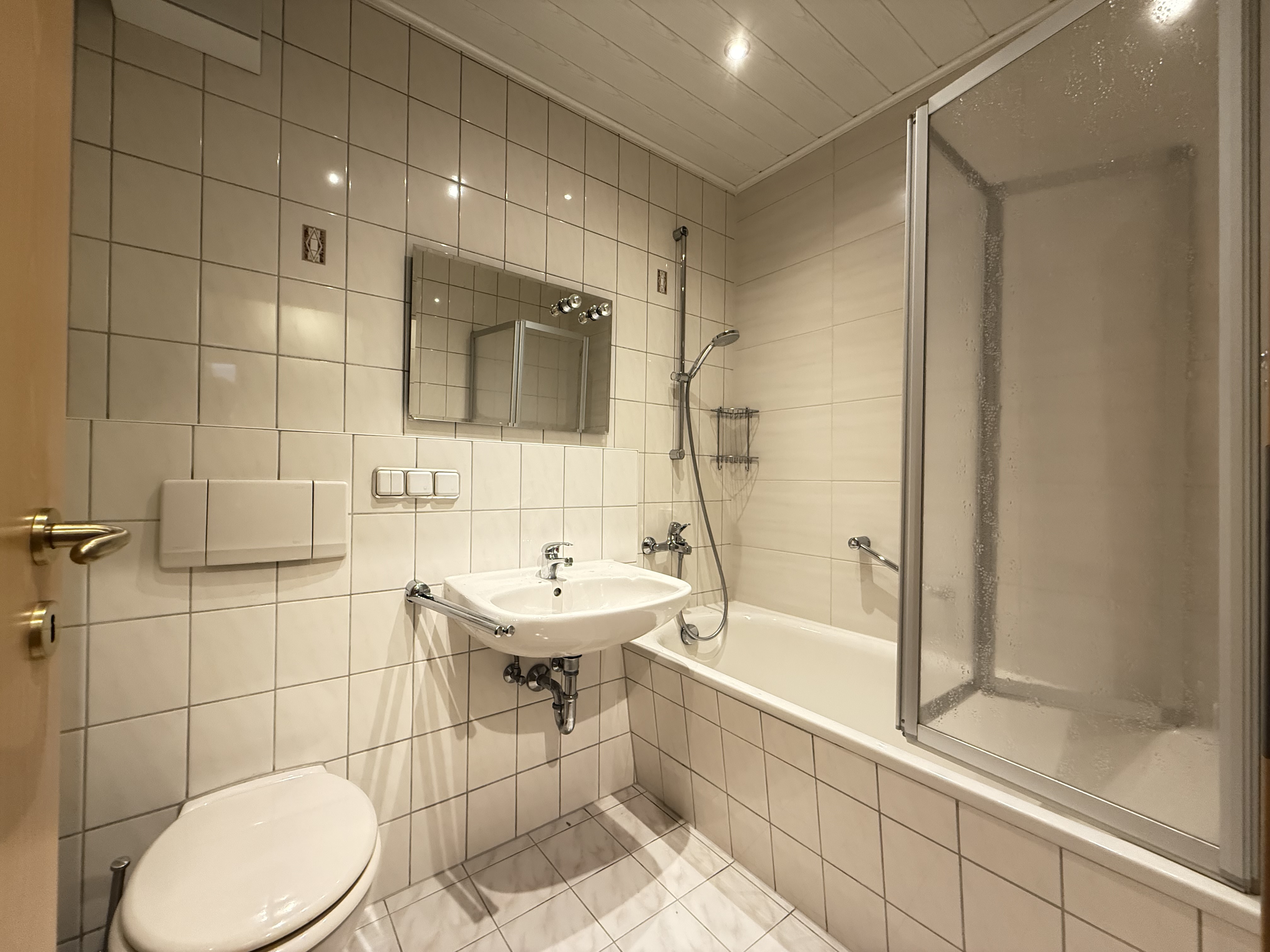 3-Zimmer-Wohnung mit Balkon, Einbauküche, Wannenbad und PKW-Stellplatz direkt am Wald