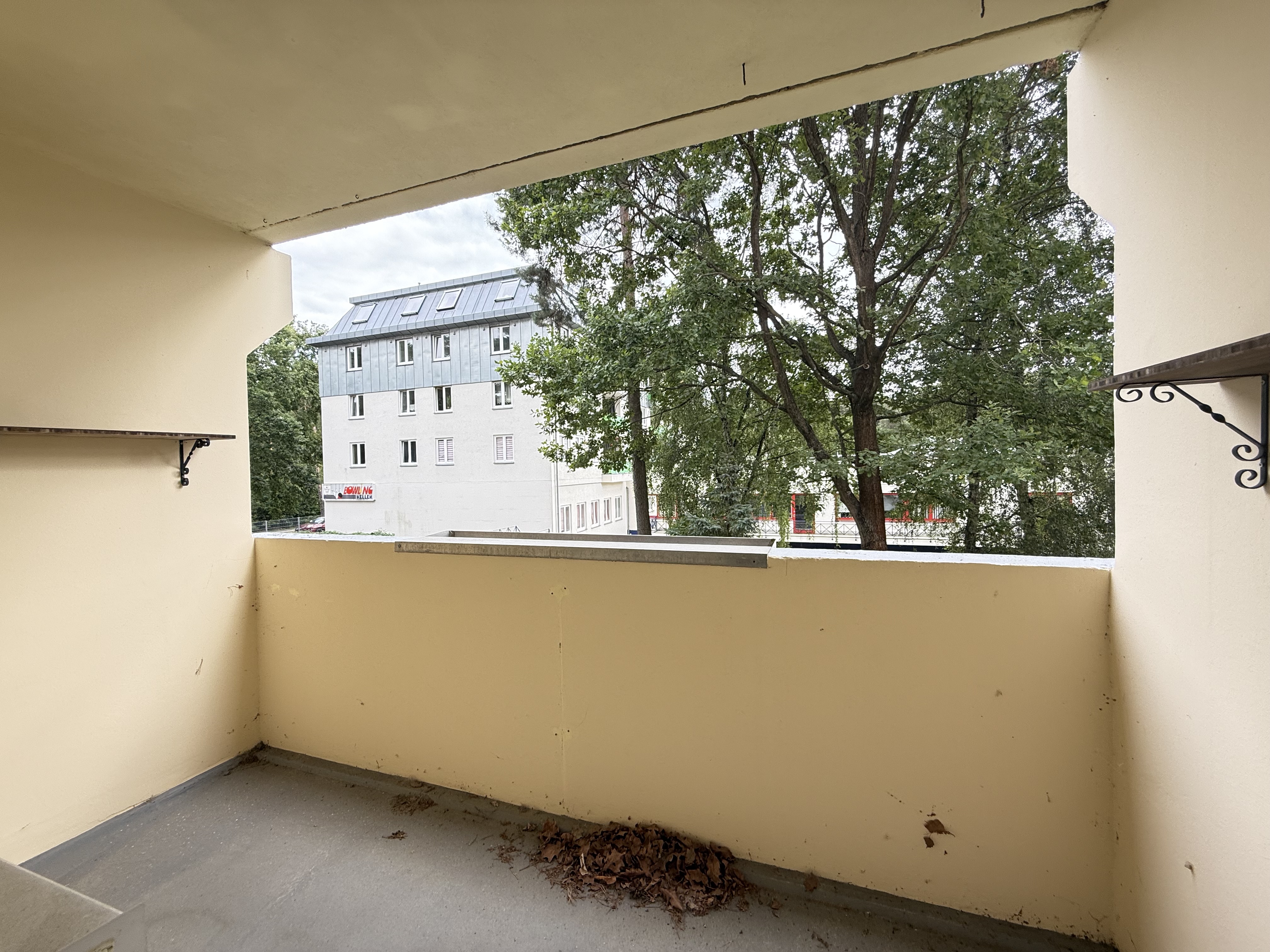 3-Zimmer-Wohnung mit Balkon, Einbauküche, Wannenbad und PKW-Stellplatz direkt am Wald