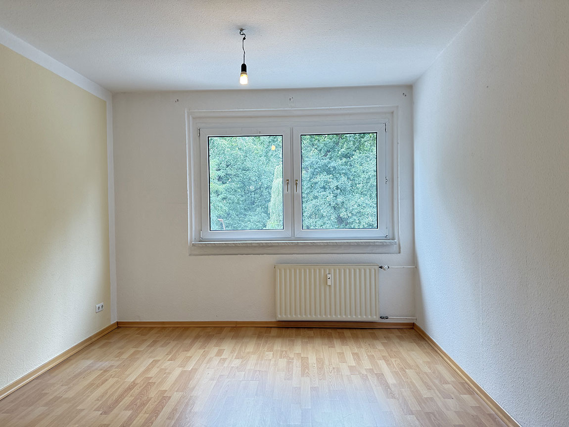 3-Zimmer-Wohnung mit Balkon, Einbauküche, Wannenbad und PKW-Stellplatz direkt am Wald