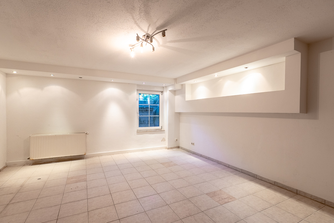 Großzügiges Einfamilienhaus mit mulifunktionaler (Gewerbe-) Remise in zentraler Wohnlage
