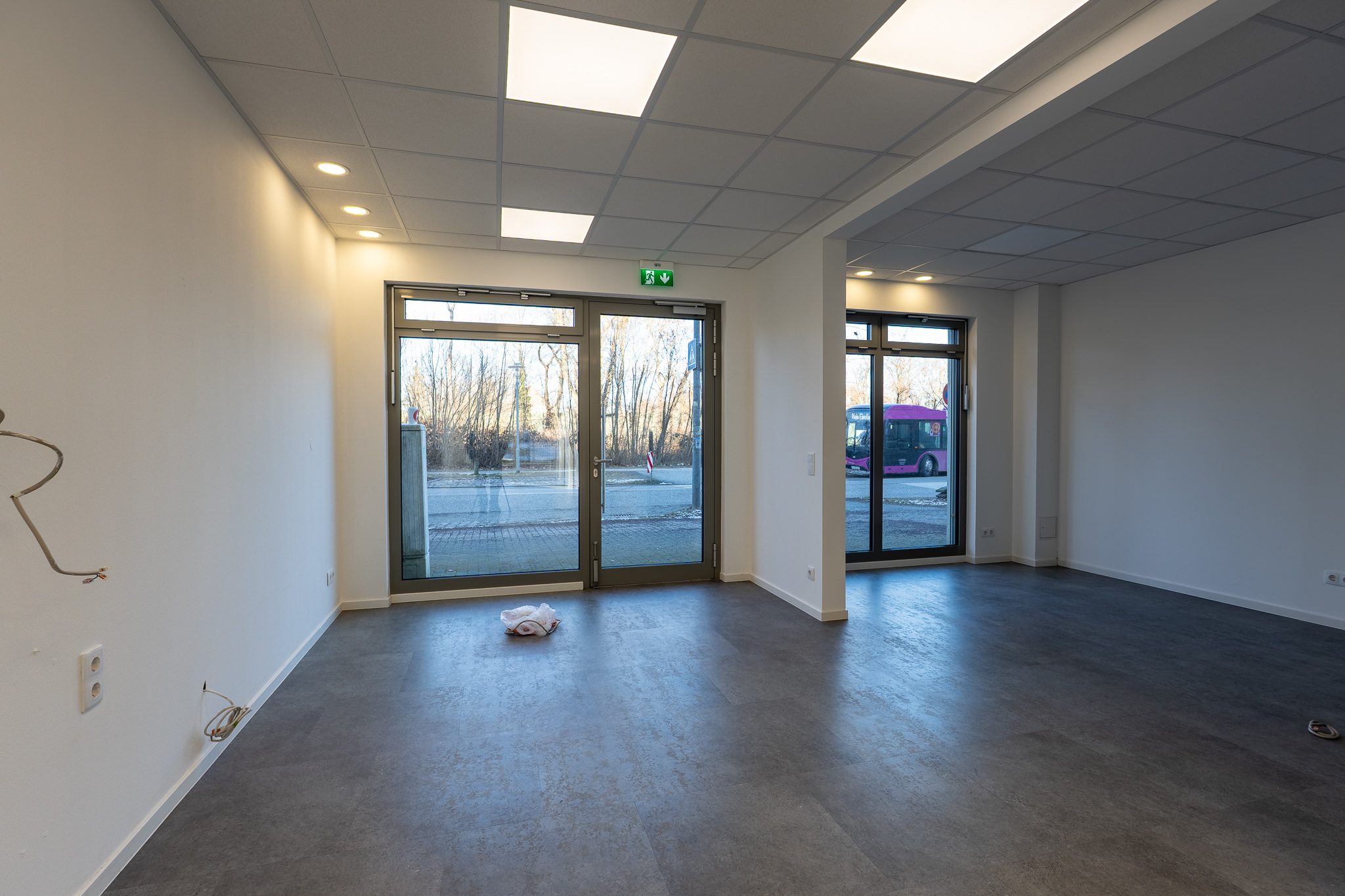 Moderne Gewerbeeinheit mit großzügiger Schaufensterfront im Zentrum von Dallgow-Döberitz